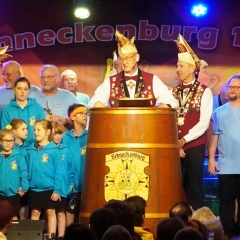Bunter Abend der Schneckenburg. Präsident Rolf Reisacher begrüßte das Publikum.