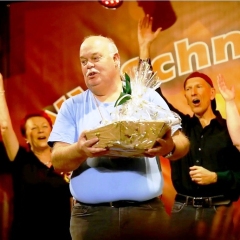 Bunter Abend der Schneckenburg. Ehrenelferrat Uwe Fiedler wurde für 40 Jahre Programmtexte mit dem goldenen Schneckenbürgler Dackelorden geehrt.