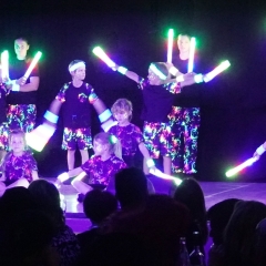 Bunter Abend der Schneckenburg. Es tanzten mit: Eliah, Emely, Johanna, Jonas, Lisa, Marie, Lisa, Mathilda, Minou, Pepina, Quinny, Timo und Vincent.