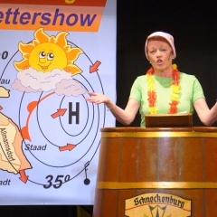 Bunter Abend der Schneckenburg. Das Wetter wurde von Petra Bruderhofer dargeboten.