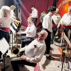 Bunter Abend der Schneckenburg. Die First Clown Brass Band unter der Leitung von Tony Sferragatta.
