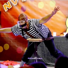 Bunter Abend der Schneckenburg. Axel Zunker mit einem interaktiven Sketch ohne Worte.