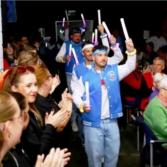 Bunter Abend der Schneckenburg. Das Männerballett der Schneckenburg unter der Leitung von Lorena Hoch kamen durch den Saal.