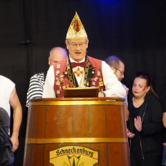 Bunter Abend der Schneckenburg. Beim Finale bedankte sich Präsident Rolf Reisacher beim Publikum.