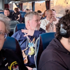 Umzug in Aichhalden: Räuber und Schneeschreck bei der Anfahrt mit dem Bus.