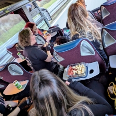Umzug in Aichhalden: Räuber und Schneeschreck bei der Anfahrt mit dem Bus.