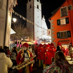 Die Clowngruppe beim Narrentreffen in Engen: Die Musiker absolvierten mehrere Auftritte in der Altstadt.