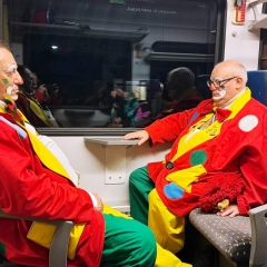 Die Clowngruppe beim Narrentreffen in Engen: Aber erst bei der Heimfahrt im Zug konnte man sich richtig erholen.