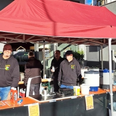 Grillen vor dem Edeka: Am erstes Wochenende waren die Ehrenelfer am Stand.