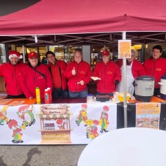 Grillen vor dem Edeka: Am dritten Wochenende war die Clowngruppe am Stand.