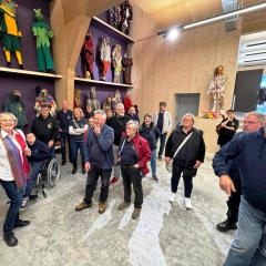 Der Schneckenbürgler Räuber beim Besuch des neuen Narrenmuseums bei Schloss Langenstein.