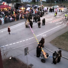 Narrenbaumstellen auf dem Gottmannplatz: Der Baum bog auf den Gottmannplatz ein.