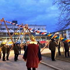 Narrenbaumstellen auf dem Gottmannplatz: Die Holzer aus Allensbach stellten den Baum routiniert.
