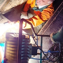 Narrenbaumstellen auf dem Gottmannplatz: Baumsteller Bernhard Kleiser kontrollierte das Narrenbaumloch.