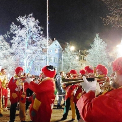 Narrenbaumstellen auf dem Gottmannplatz: Zum Schluss spielte noch die Schneckenbürgler Clowngruppe unter der Leitung von Tony Sferragatta.