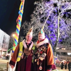 Narrenbaumstellen auf dem Gottmannplatz: Der Baum stand. Präsident Rolf Reisacher und Betriebsleiter Fabian Hoch  waren stolz auf Ihre Arbeit.
