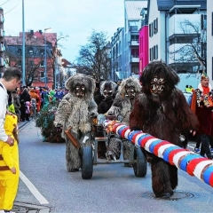 Narrenbaumstellen auf dem Gottmannplatz:  Der Schneeschreck zog den Baum.