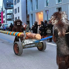 Narrenbaumstellen auf dem Gottmannplatz:  Der Schneeschreck zog den Baum.