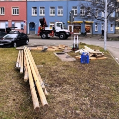 Narrenbaumstellen auf dem Gottmannplatz: Die Vorbereitungen am Loch waren in vollem Gange.