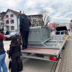 Narrenbaumstellen auf dem Gottmannplatz: Die Absperrungen wurden aufgestellt.