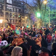 Narrenbaumstellen auf dem Gottmannplatz: Auch nach dem Stellen des Baumes herrschte noch  eine ausgelassene Stimmung.