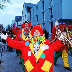 Narrenbaumstellen auf dem Gottmannplatz: Die Clowngruppe in Ihrem Element.