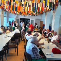 Rosenmontag mit der Clowngruppe: Beim Schminken vor dem Rheintorturm.