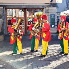 Rosenmontag mit der Clowngruppe: Spielen auf d' Gass'.