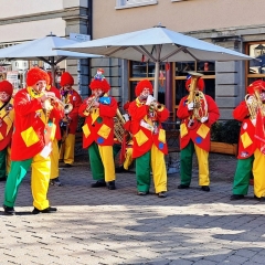 Rosenmontag mit der Clowngruppe: Spielen auf d' Gass'.