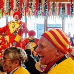 Rosenmontag mit der Clowngruppe: Auftritt beim Speckessen der Kamelia Paradies.