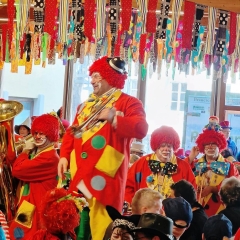 Rosenmontag mit der Clowngruppe: Auftritt beim Speckessen der Kamelia Paradies.