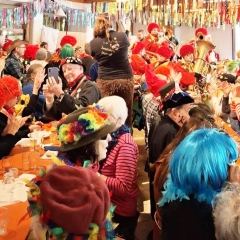 Rosenmontag mit der Clowngruppe: Auftritt beim Speckessen der Kamelia Paradies.