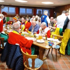 Rosenmontag mit der Clowngruppe: Nach dem Spiel gab es reichlich Speck und Most.