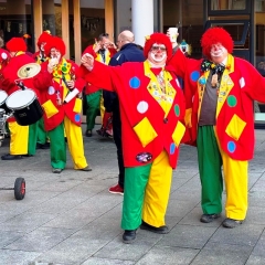 Rosenmontag mit der Clowngruppe: Besuch im Pflegeheim Urisberg.