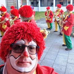 Rosenmontag mit der Clowngruppe: Besuch im Pflegeheim Urisberg.