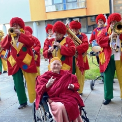 Rosenmontag mit der Clowngruppe: Besuch im Pflegeheim Urisberg.