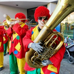 Rosenmontag mit der Clowngruppe: Besuch im Pflegeheim Urisberg.
