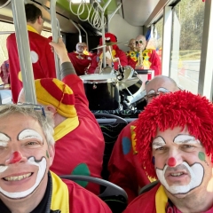 Rosenmontag mit der Clowngruppe: Busfahrt auf die Insel Reichenau.