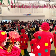 Rosenmontag mit der Clowngruppe: Auftritt bei den Mooser Rettich.