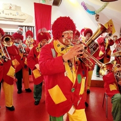 Rosenmontag mit der Clowngruppe: Spielen beim Rebwieberball in Singen.