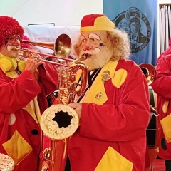 Rosenmontag mit der Clowngruppe: Spielen beim Rebwieberball in Singen.