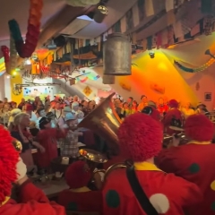 Rosenmontag mit der Clowngruppe: Spielen beim Rebwieberball in Singen.
