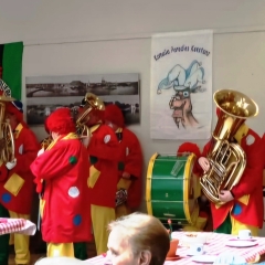 Schmutziger Donnerstag: Die Clowngruppe spielte im Seniorenzentrum im Paradies.