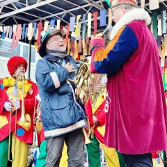 Schmutziger Donnerstag: Bruno Zachenbacher wurde für über 50 Jahre Mitgliedschaft in der Schneckenburg vom Präsidenten Rolf Reisacher geehrt.