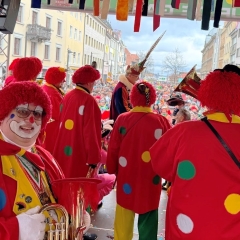 Schmutziger Donnerstag: Die Clowngruppe von hinten.