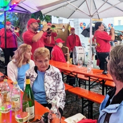 Seetorfest Dettingen: Die Clowngruppe beim Auftritt im strömenden Regen.