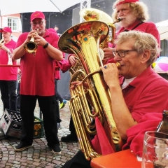 Seetorfest Dettingen: Die Clowngruppe beim Auftritt im strömenden Regen.