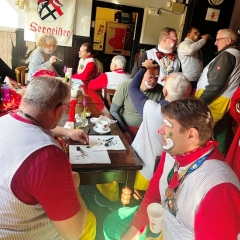 Umzug Konstanz: Die Clowngruppe beim Schminken.