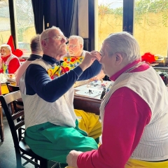 Umzug Konstanz: Die Clowngruppe beim Schminken.