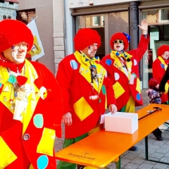 Umzug Konstanz: Die Clowngruppe beim Plaketten verkaufen.